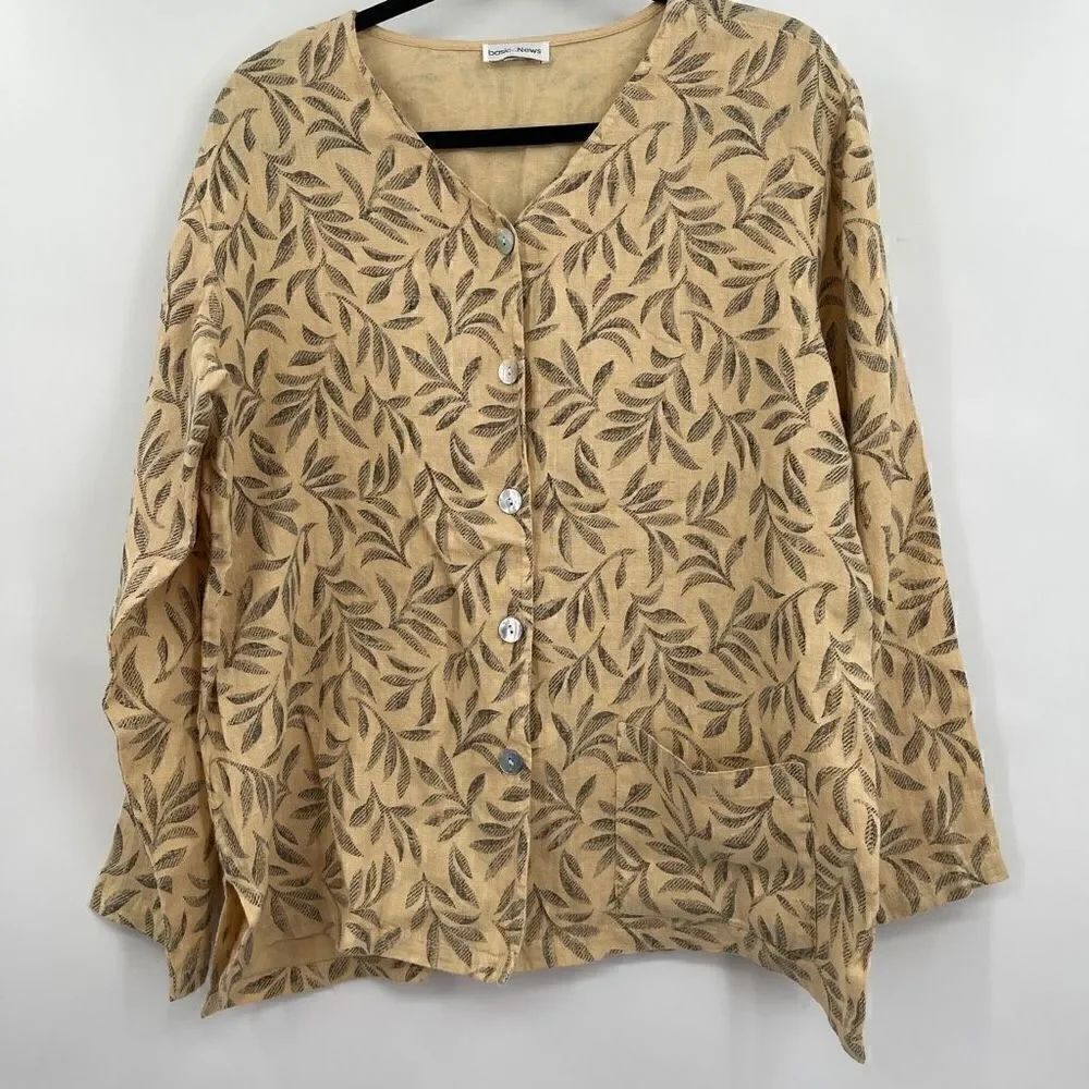 Basic News Women's Tan & Black Leaf Print V-Neck Button-Down Blouse Size M